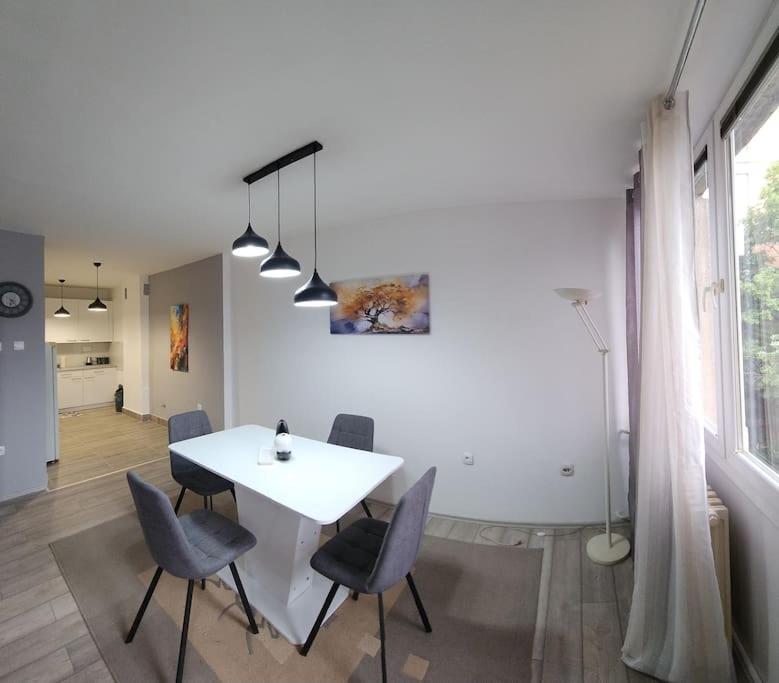 City Center Apt Wfree P Скопие Екстериор снимка