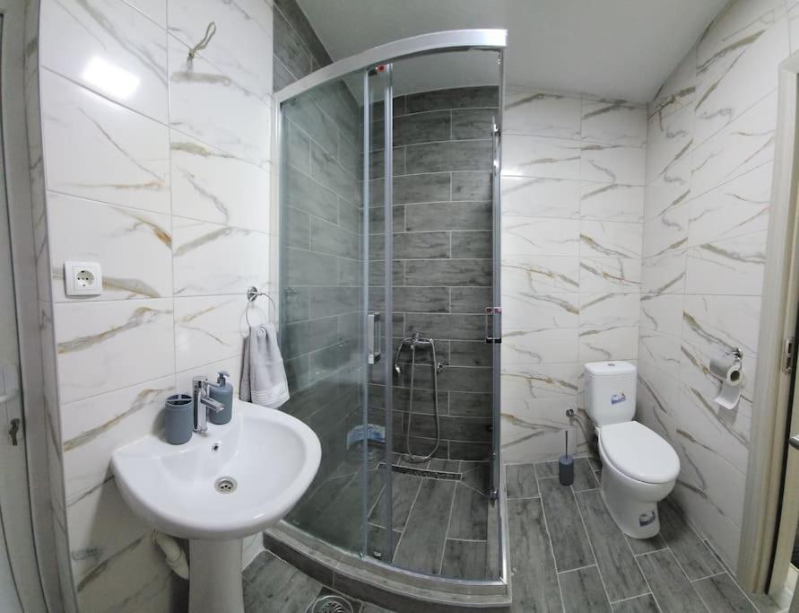 City Center Apt Wfree P Скопие Екстериор снимка